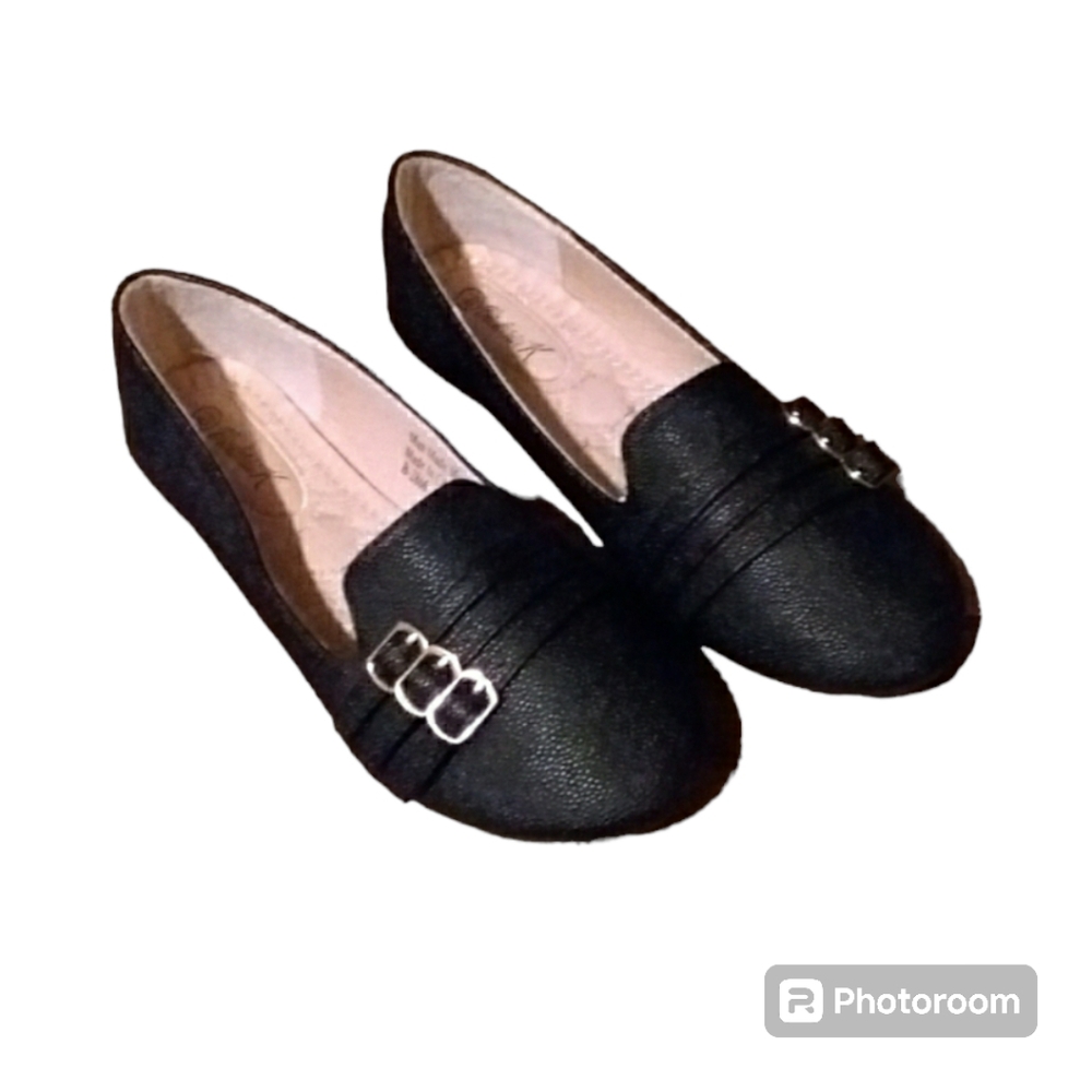 💥3/$30  VICTORIA K Ladies Buckle Flats  NWOT